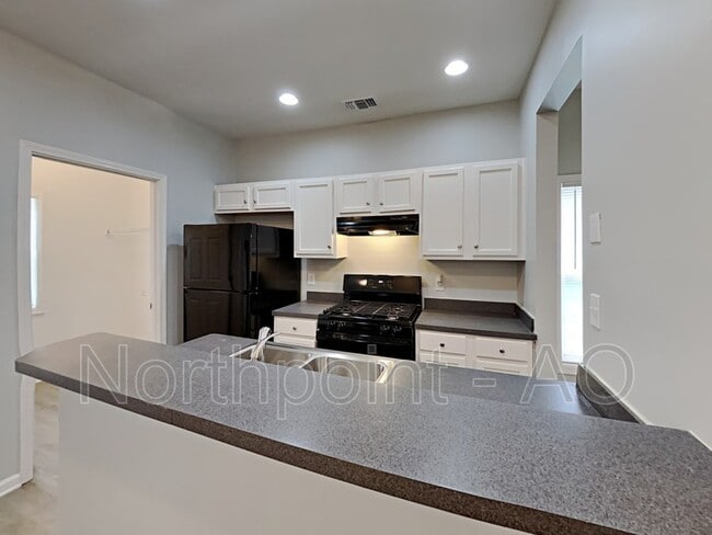 Building Photo - 687 S Evelyn Pl NW