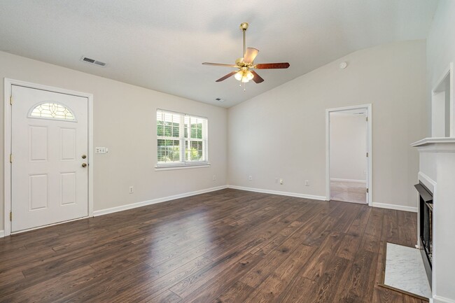 Building Photo - Fully renovated home on half an acre!
