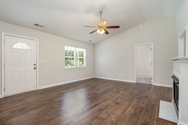 Foto del edificio - Fully renovated home on half an acre!