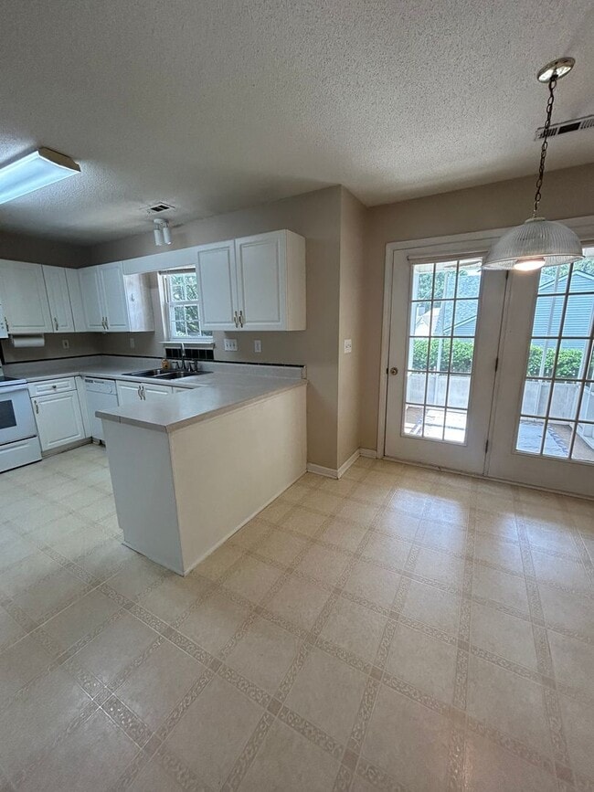 Building Photo - Simpsonville, SC 3BD/2.5BA Plus Bonus, 170...