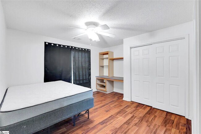 Foto del edificio - 1412 Harts Ridge Dr