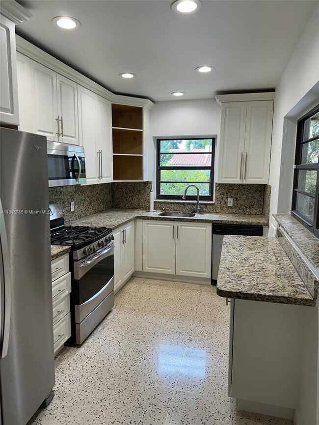 Foto del edificio - 1685 SW 15th St
