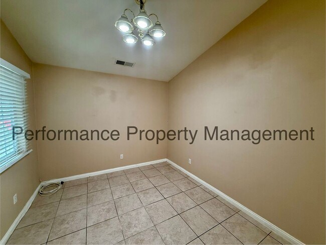 Foto del edificio - Cute 3 Bed/2 Bath SW Bakersfield Home w/ RBP & $0 Deposit Option