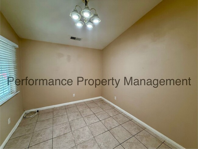 Building Photo - Cute 3 Bed/2 Bath SW Bakersfield Home w/ Solar, RBP & $0 Deposit Option