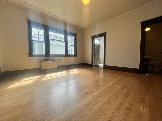 Foto del edificio - Large Renovated Studio in Unbeatable U Dis...