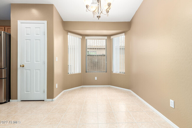 Foto del edificio - 10633 W Windsor Ave
