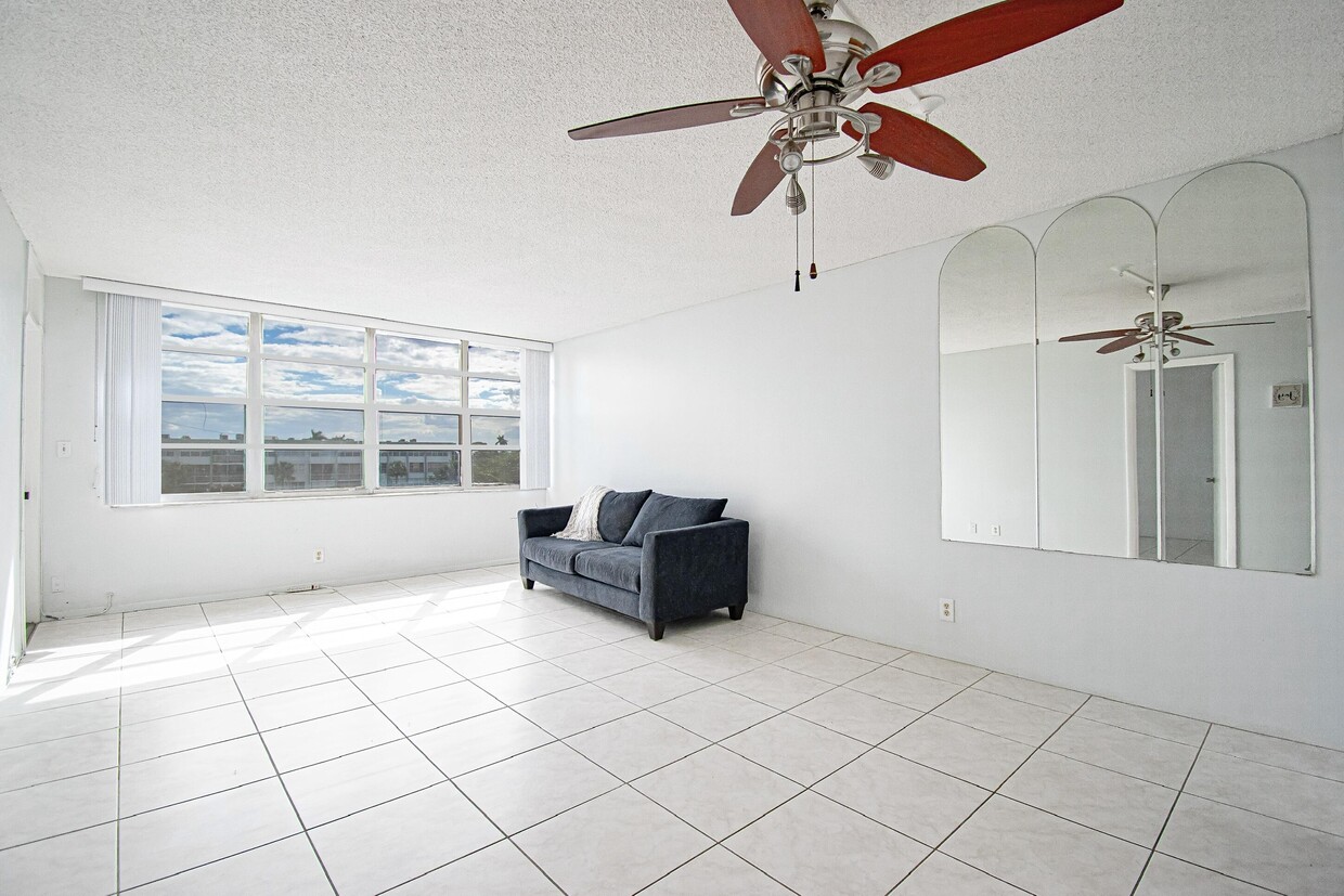 Primary Photo - 2731 Taft St