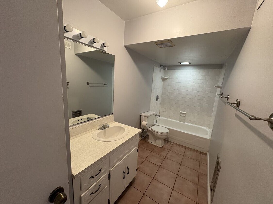 Primary Photo - 4240 Crestview Dr