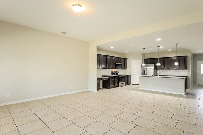 Foto del edificio - HUGE 4 BEDROOM 3.5 BATHROOM HOUSE- ONLY 7....
