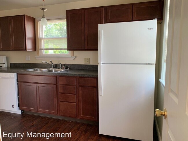 Building Photo - 2 br, 1 bath House - 500 N. St Clair