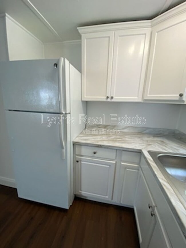 Building Photo - 717 Burdick Ave