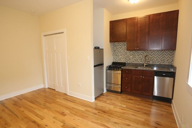 Building Photo - 4549 N Damen