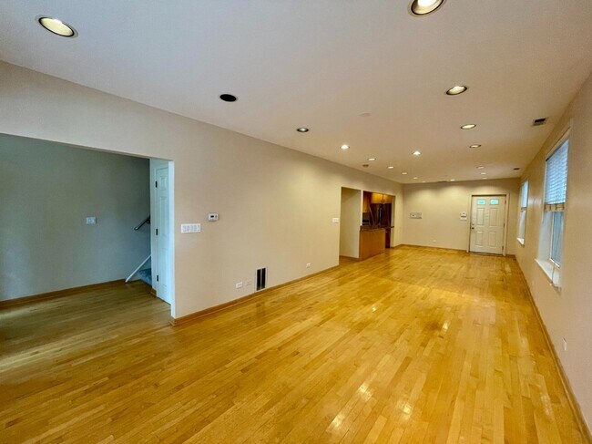 Building Photo - 2445 N Greenview Ave