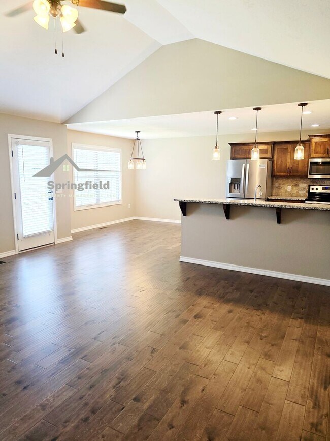 Foto del edificio - Republic -Newer w/ 3 Car Garage - Close To...