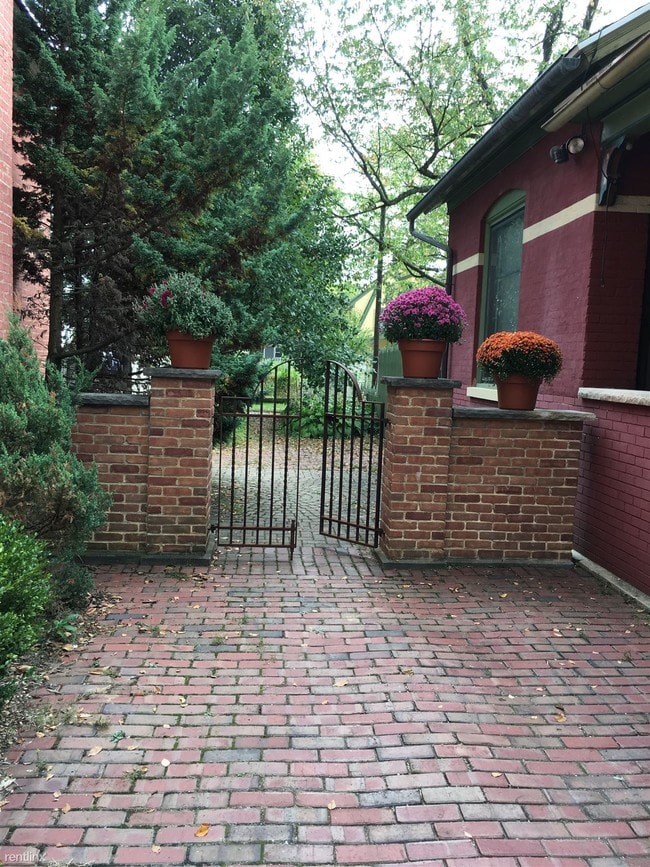 Building Photo - 2 br, 1.5 bath House - Rose Place Properti...
