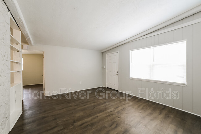 Foto del edificio - 9497 Starkey Rd