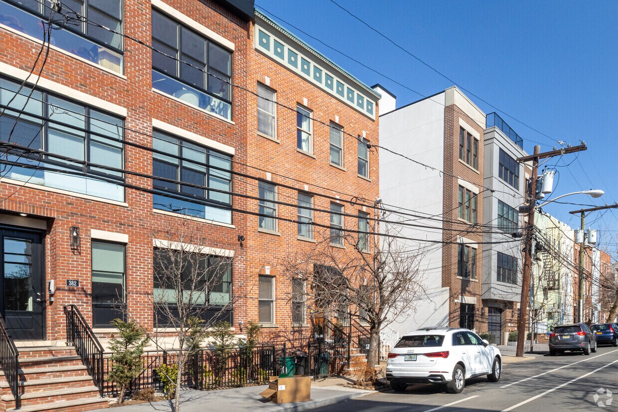 Building Photo - 380 7th St