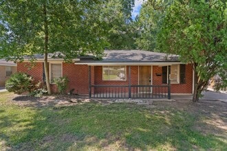 Building Photo - 826 Martha Ln