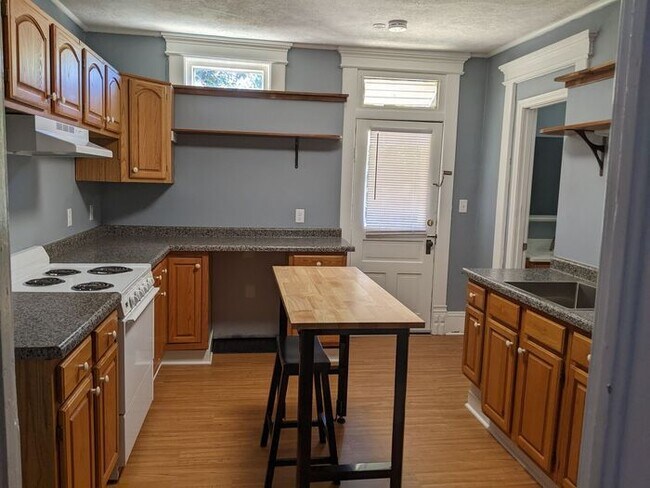 Foto del edificio - 2 Bedroom Apartment on Corner Lot