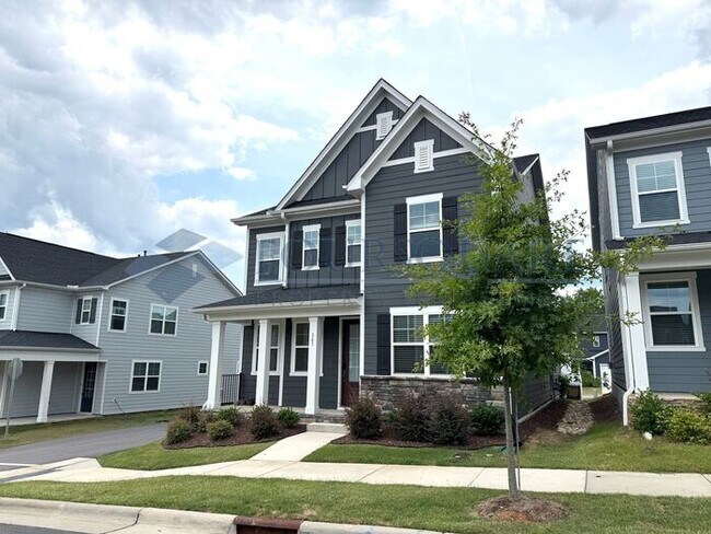 Foto del edificio - Spacious Corner-Lot Home with Guest Suite, Screened Porch & Detached 2-Car Garage – Resort-Style ...