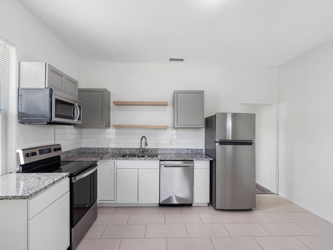 Building Photo - Affordable 3/1.5 West Tampa Home