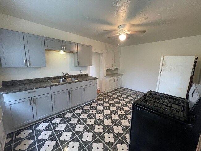 Foto del edificio - 1 BED 1 BATH DUPLEX FOR LEASE AVAILABLE July 1!