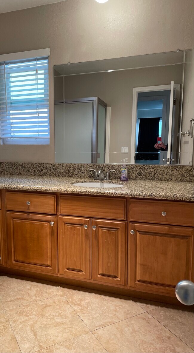 Foto del edificio - 1916 Warfield Ave