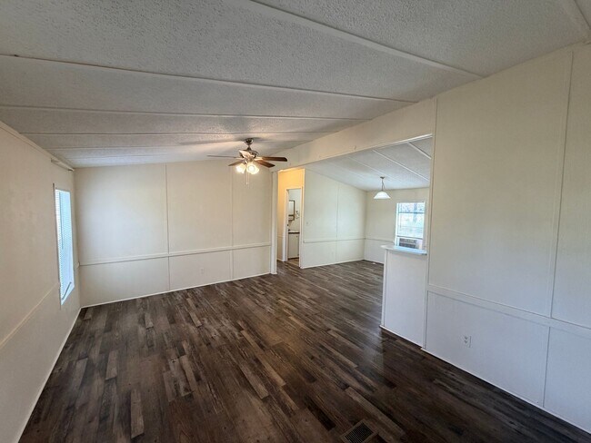 Foto del edificio - 3BD/1B Manufactured Home off of Bemiss Rd.