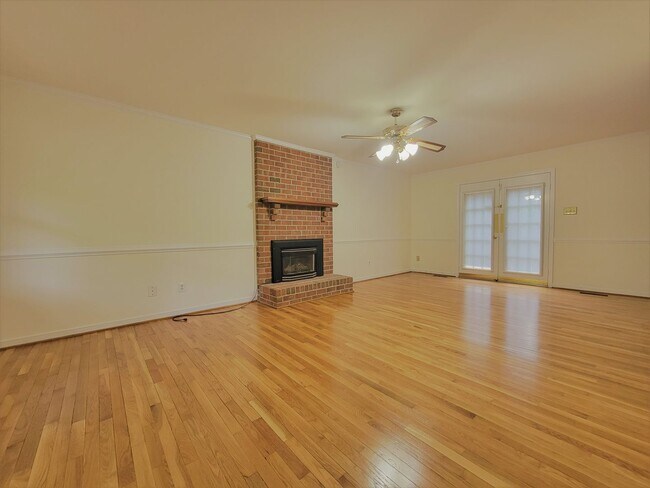 Building Photo - Spacious 3 bedroom 2.5 bath home in South ...