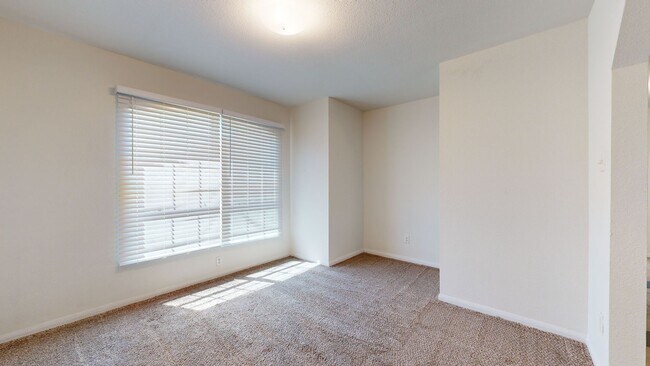 Foto del edificio - PRICE IMPROVEMENT NOW ONLY $1475 + FREE OC...