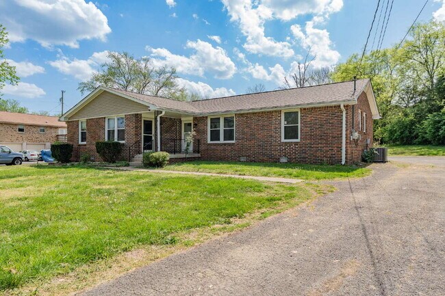 Building Photo - For Rent – Newly Renovated Duplex in Hendersonville, TN