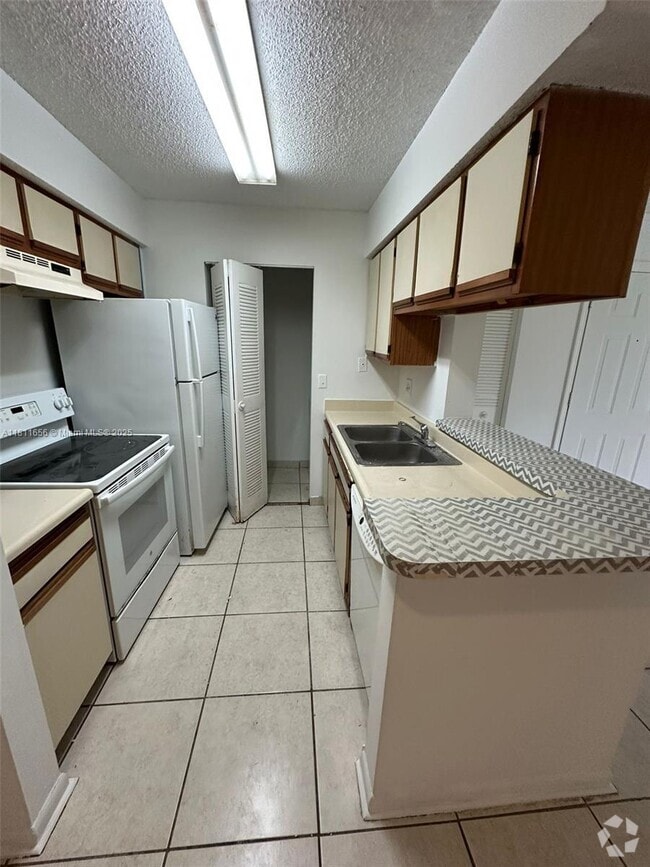 Building Photo - 1237 SW 46th Ave