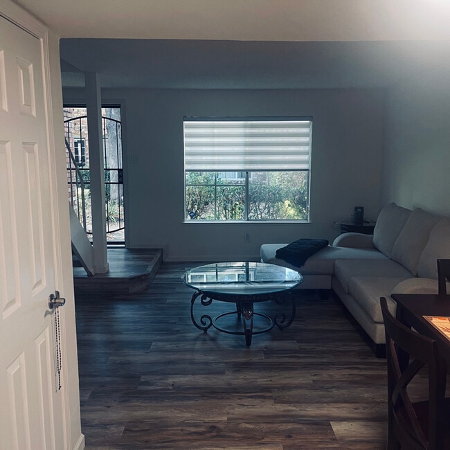 Foto del edificio - 1990 Benita Dr