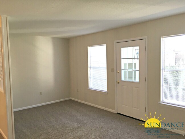 Building Photo - Great 3 Bedroom Townhouse in Shalimar