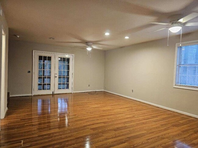 Building Photo - CHARMING 2 BEDROOM TOWNHOME-1/2 MILE FROM ...