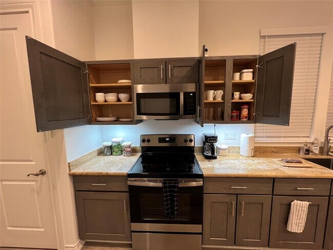 Foto del edificio - 3243 Real St