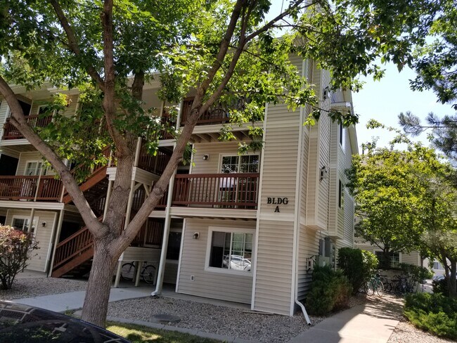 Apartamento en el segundo piso - 1221 University Ave