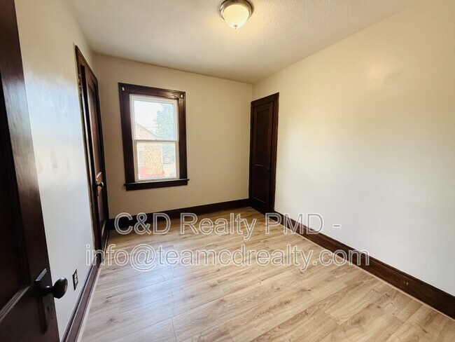 Foto del edificio - 4123 Stickney Ave