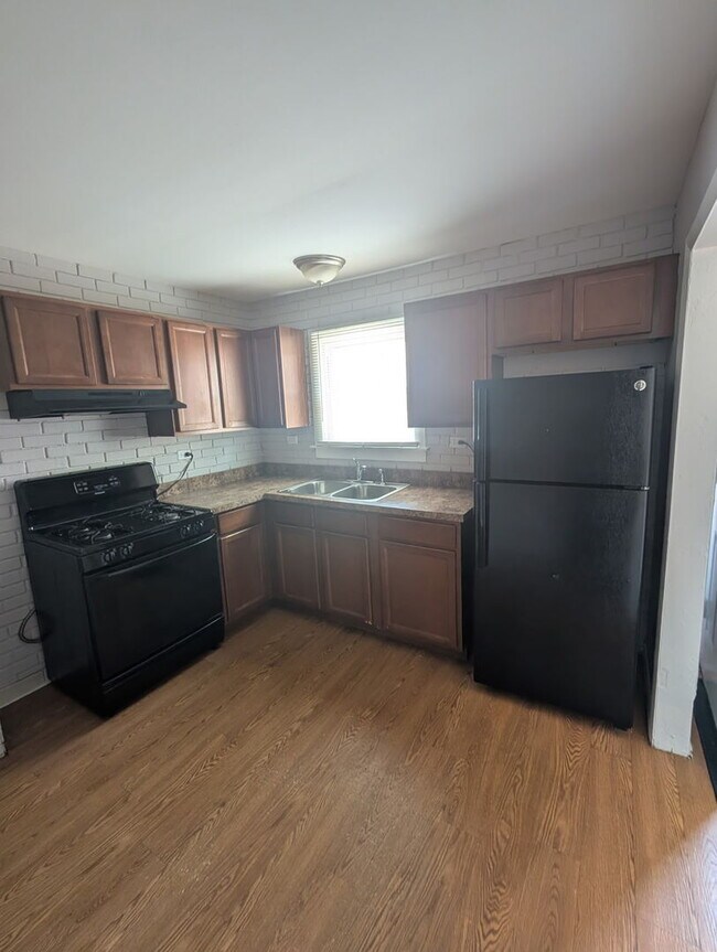 Foto del edificio - 14738 Blackstone Ave