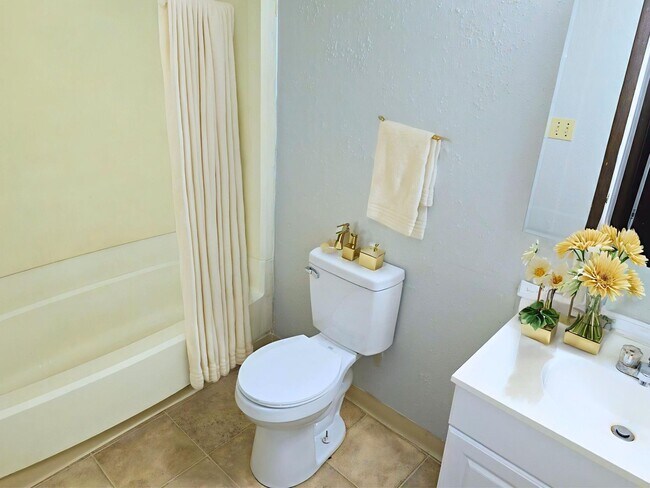 Building Photo - Spacious 2 Bed and 1 Bath Townhome with Pr...