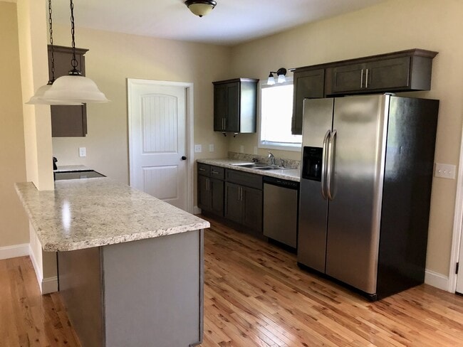 Building Photo - " 3-Bed  2 bath Oasis with Granite Elegance & Gleaming Hardwood in Cookeville!"