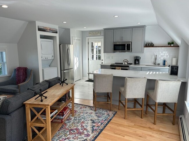 Building Photo - 9 Angle, A