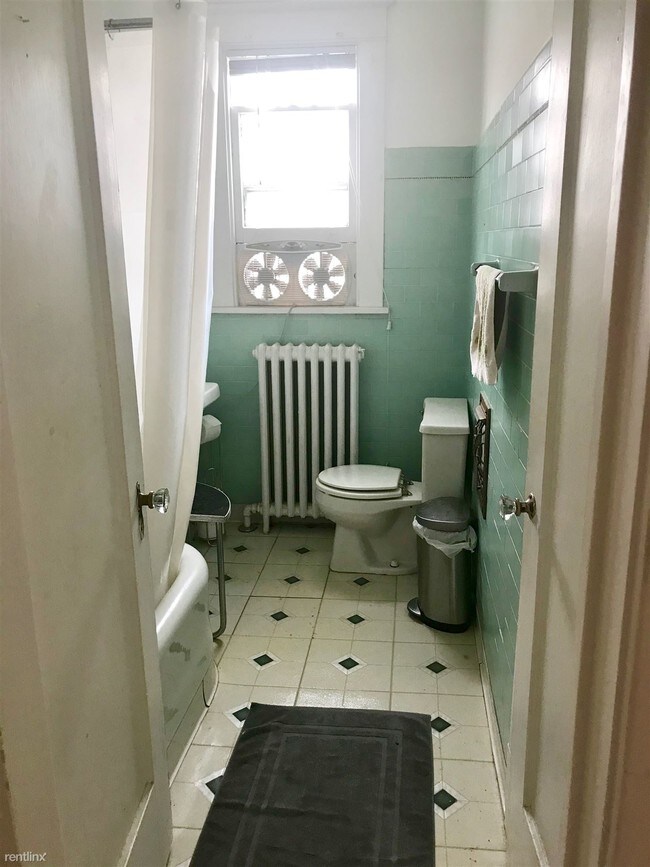 Building Photo - 3 br, 1 bath Duplex - 24 Pinewood Ave