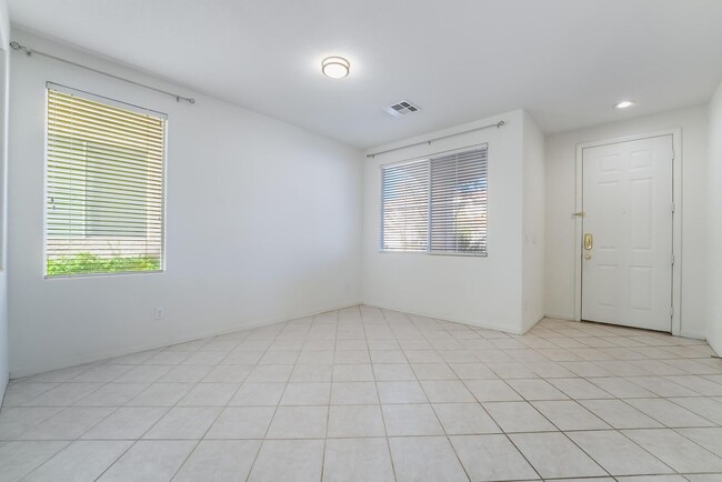 Foto del edificio - 4 bedroom, 2.5 bathroom, Summerlin Home, L...