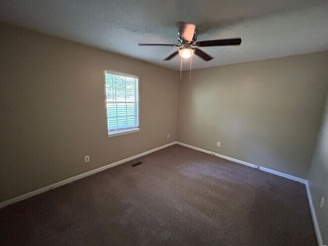Building Photo - 6881 Briarwood Dr