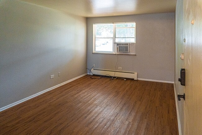 Building Photo - 2396 S Linden Ct