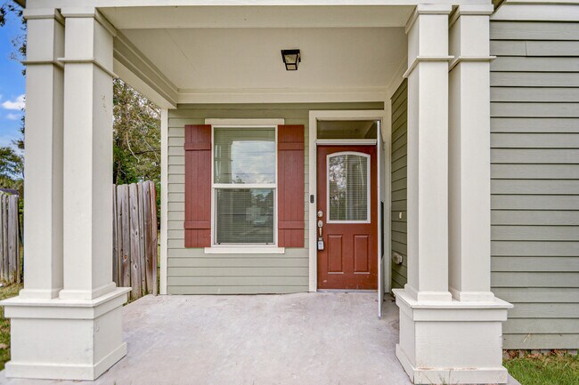 Foto del edificio - 12 Colburn Ave