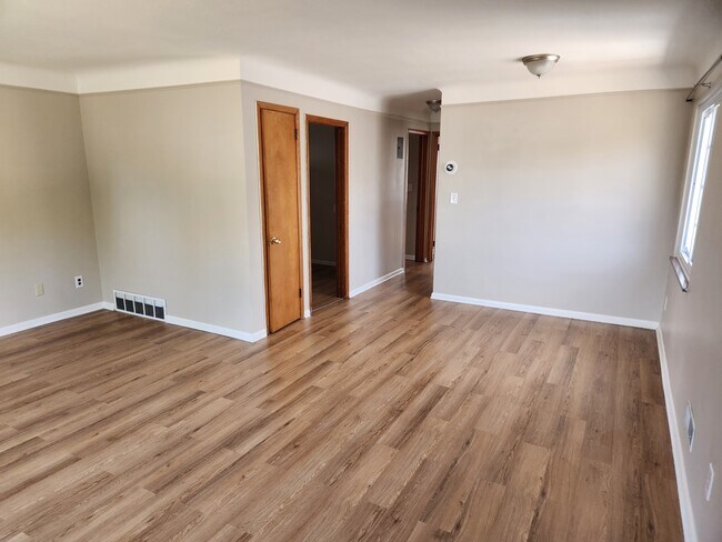 Foto del edificio - 7717 Kenton Ave