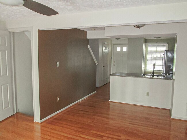 Building Photo - Lovely 2 Bedroom 2 Bathroom Townhome With ...