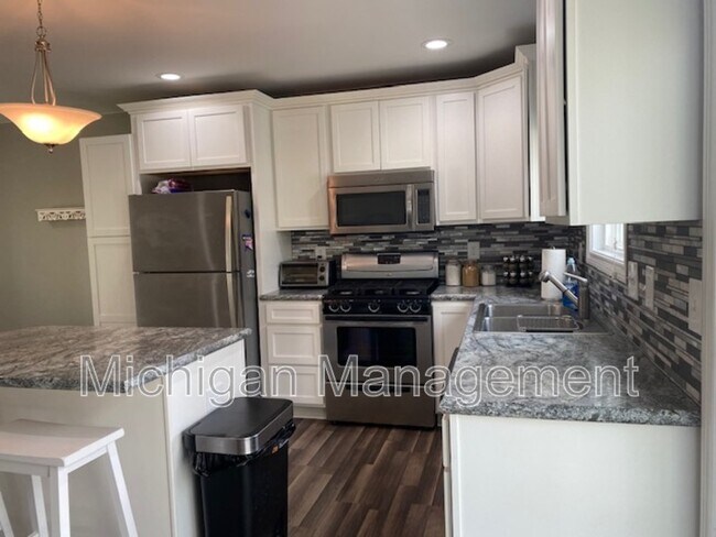 Foto del edificio - 5351 Grass Lake Rd